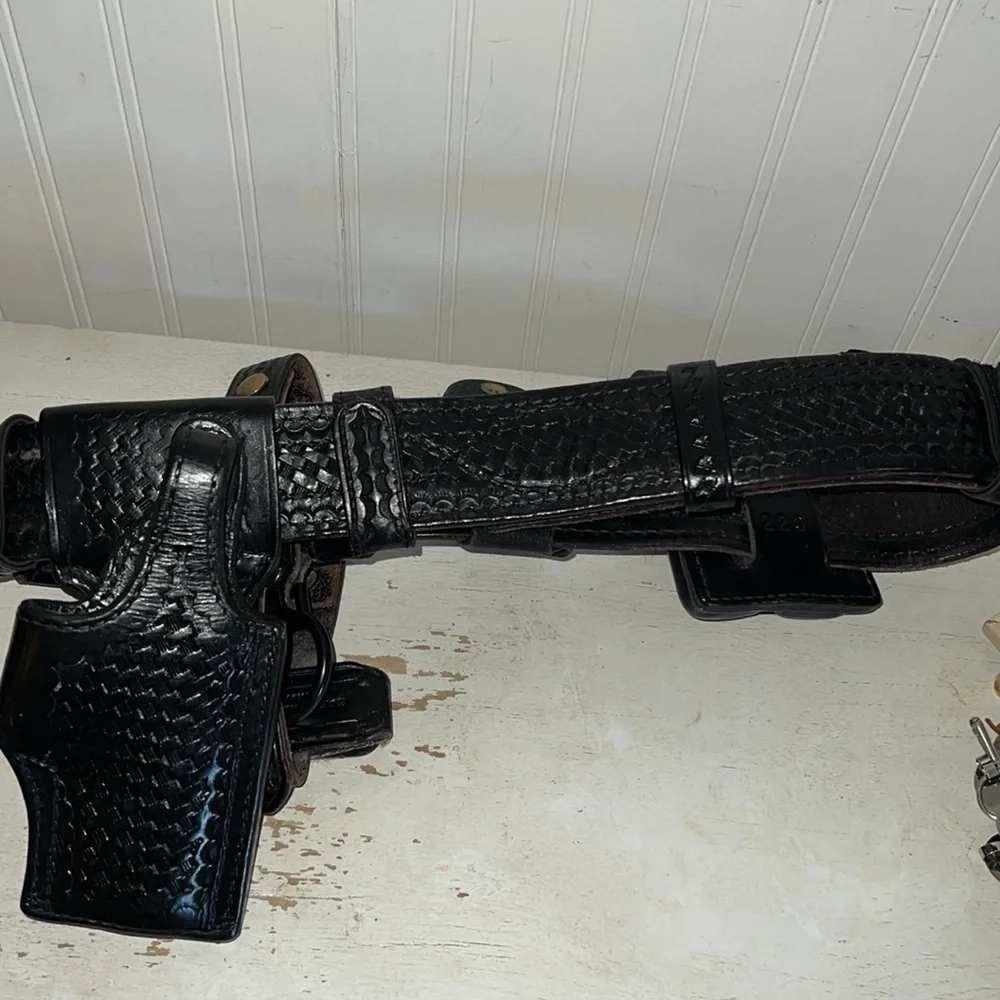 Vintage Safariland Police/Detention Officer Black Belt Kit holster basket weave